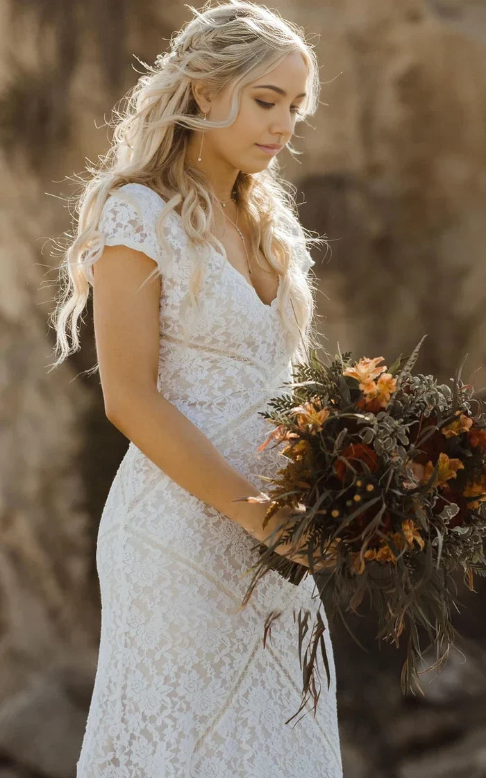 Vestido de novia de encaje con escote en V cuadrado y manga corta con cola larga